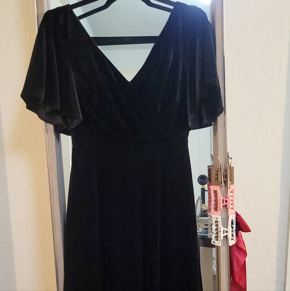 Black V-Neck Velvet Cocktail Gown